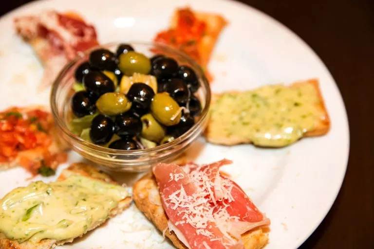 Bruschettas Oliven Kräuter
