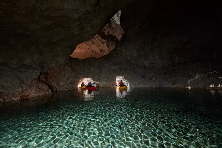 Persone in kayak in grotta