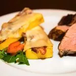 Gegrillte Schweinelende mit Käse und Speck