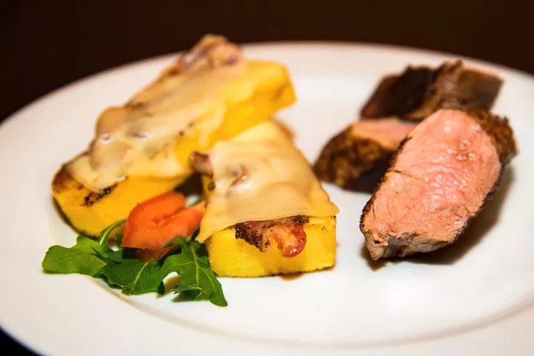 Gegrillte Schweinelende mit Käse und Speck