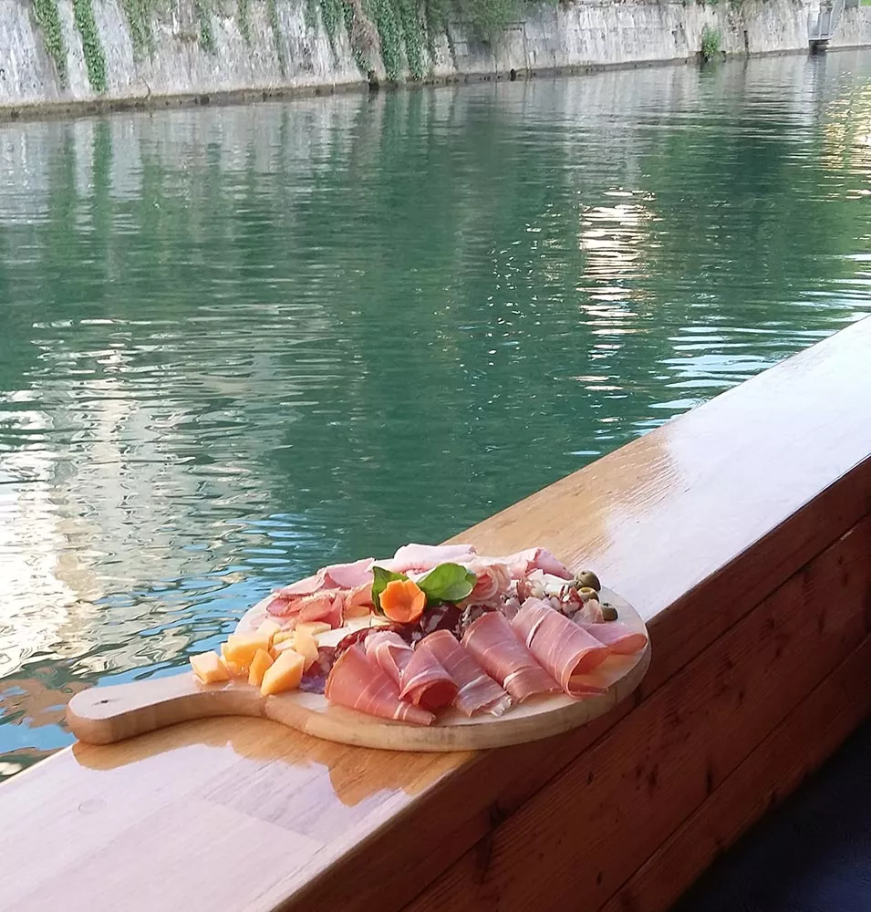 Meat plate boat tour