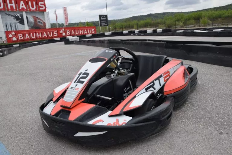 Addio al celibato con i kart